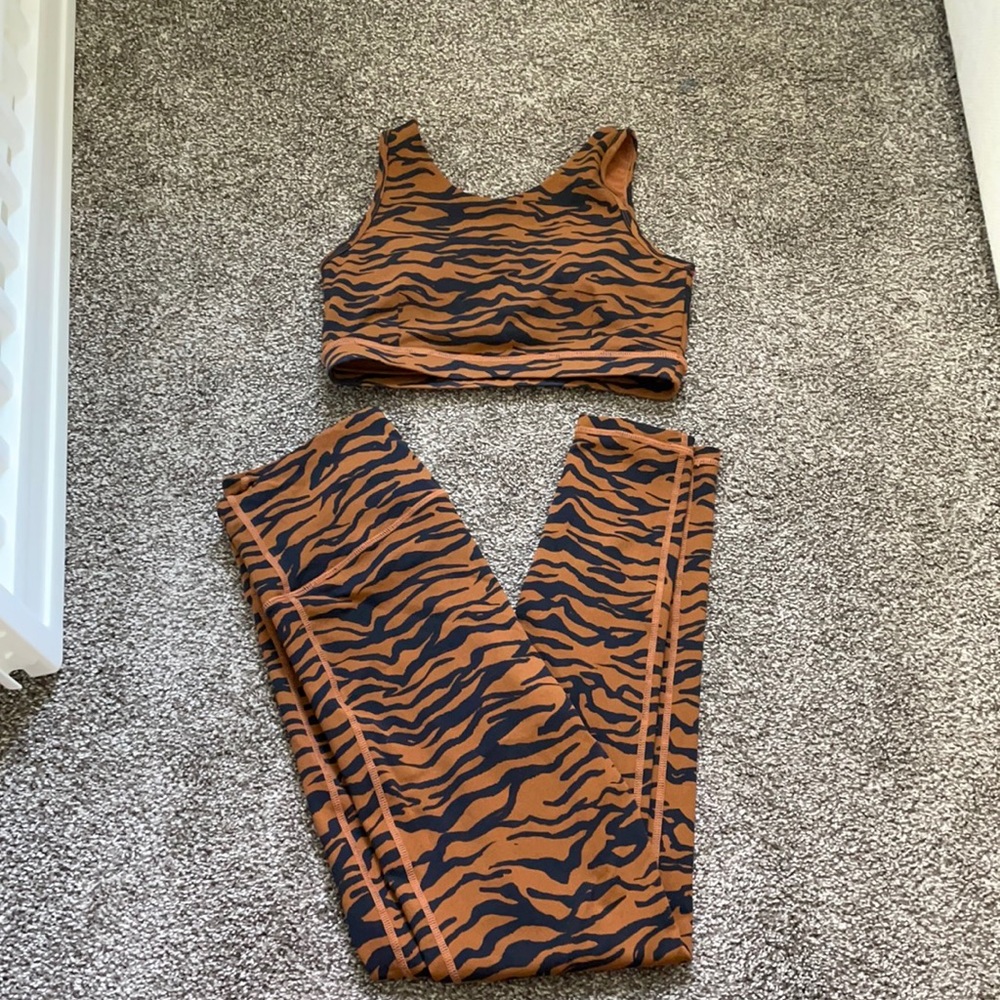 Sports bra leopard leggings set